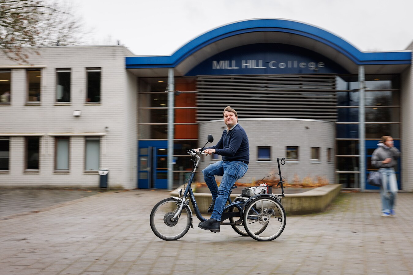 Door weer en wind op de driewieler naar het werk: hulpconciërge Patrix ...