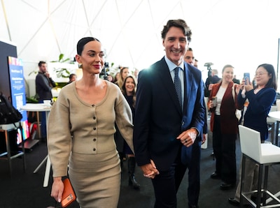 Katy Perry vergezelt Justin Trudeau in Davos: stel hand in hand gefotografeerd