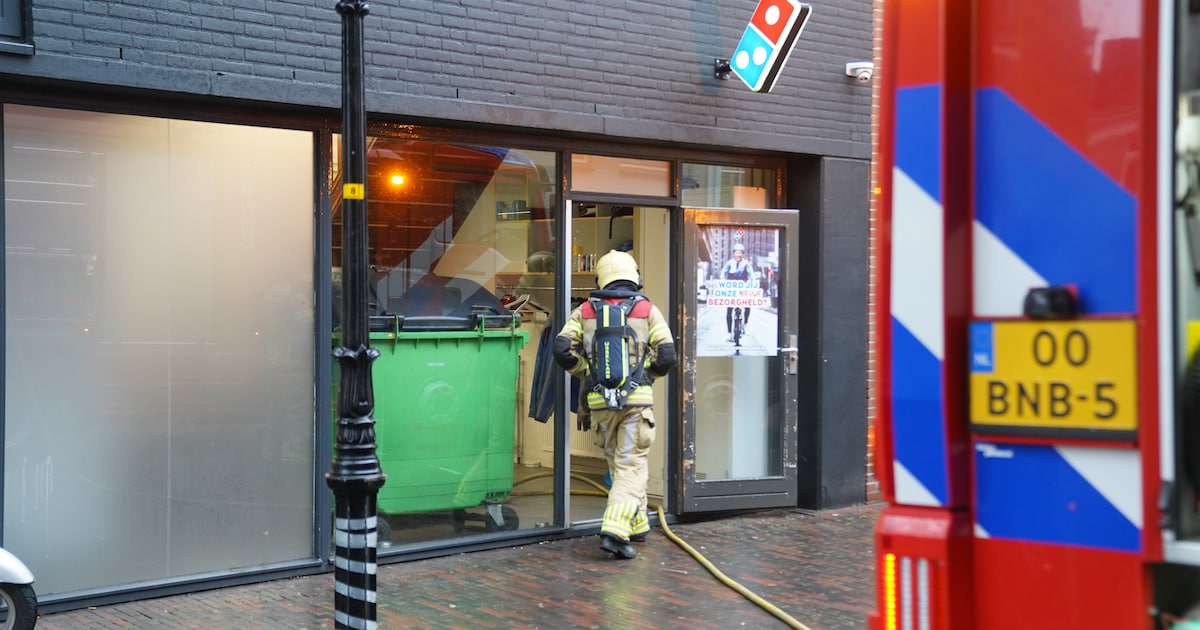 Droger vat vlam bij Domino's in Deventer, medewerkers naar buiten