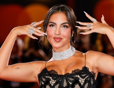 Georgina Rodriguez toont gigantische verlovingsring van Cristiano Ronaldo op rode loper in Venetië