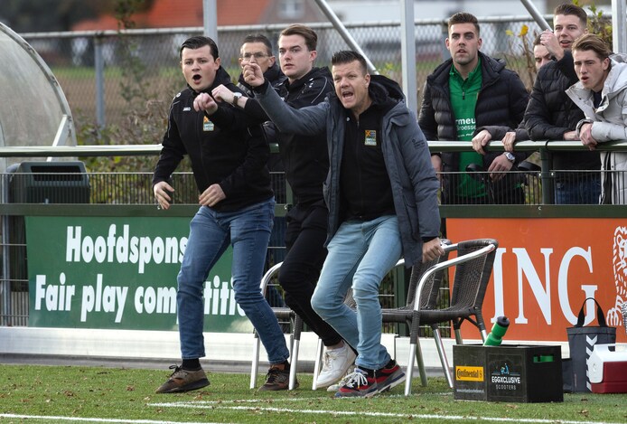 Raoul (26) heeft geen papieren, maar is wel interim-coach van Groessen ...