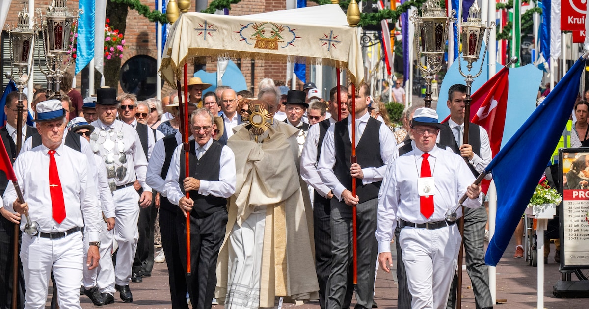 Huissense Umdracht trekt weer door versierde straten