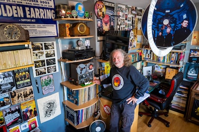 Voor allerlaatste concert koestert John zijn herinneringen aan Golden Earring: ‘Barry Hay knuffelde niet snel mannen, maar mij wel’