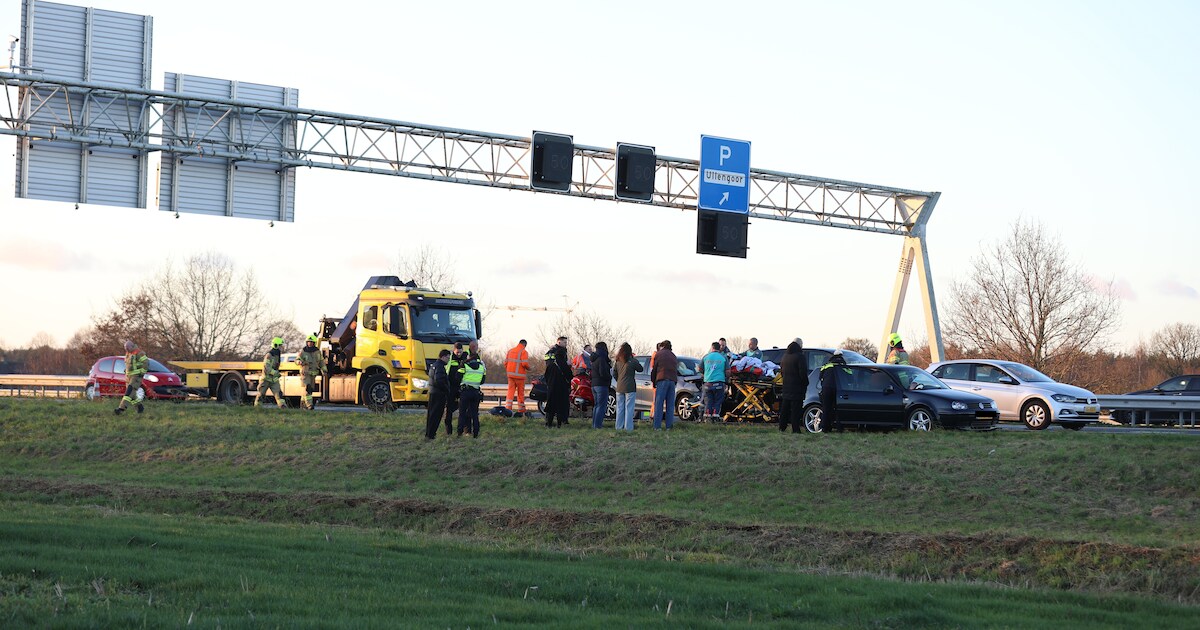 Drie voertuigen en motor betrokken bij ongeval op de A1 bij Terschuur