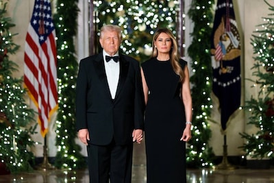 ‘Alsof ze naar een begrafenis gaan’: stijve kerstkaart van Trump en Melania zorgt voor hilariteit op sociale media