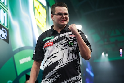 LIVE WK darts | Gian van Veen begonnen aan uitdaging tegen Luke Humphries, Luke Littler simpel naar halve finale