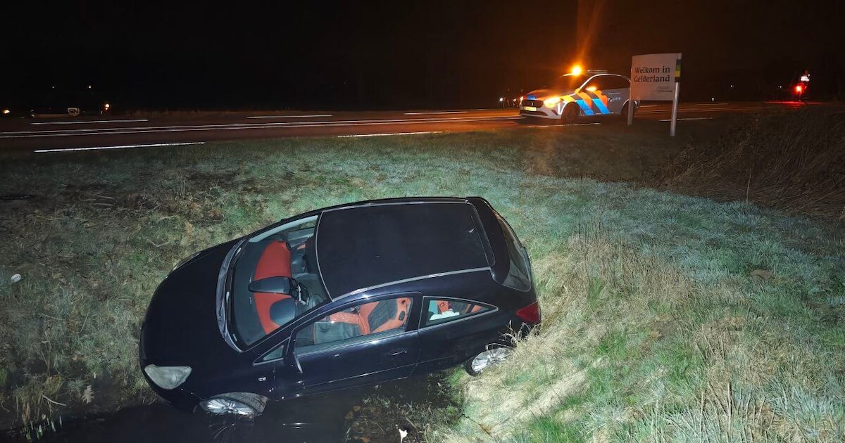Auto rijdt sloot in langs N313 bij Aalten | Regio | De Gelderlander.nl
