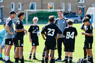 Na jaar trainen op de Kaaimaneilanden mag Thomas (27) uit Overloon niet meer voetballen van de KNVB