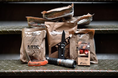 SurvivalKit Academy geeft demonstraties over noodpakketten in Tiel