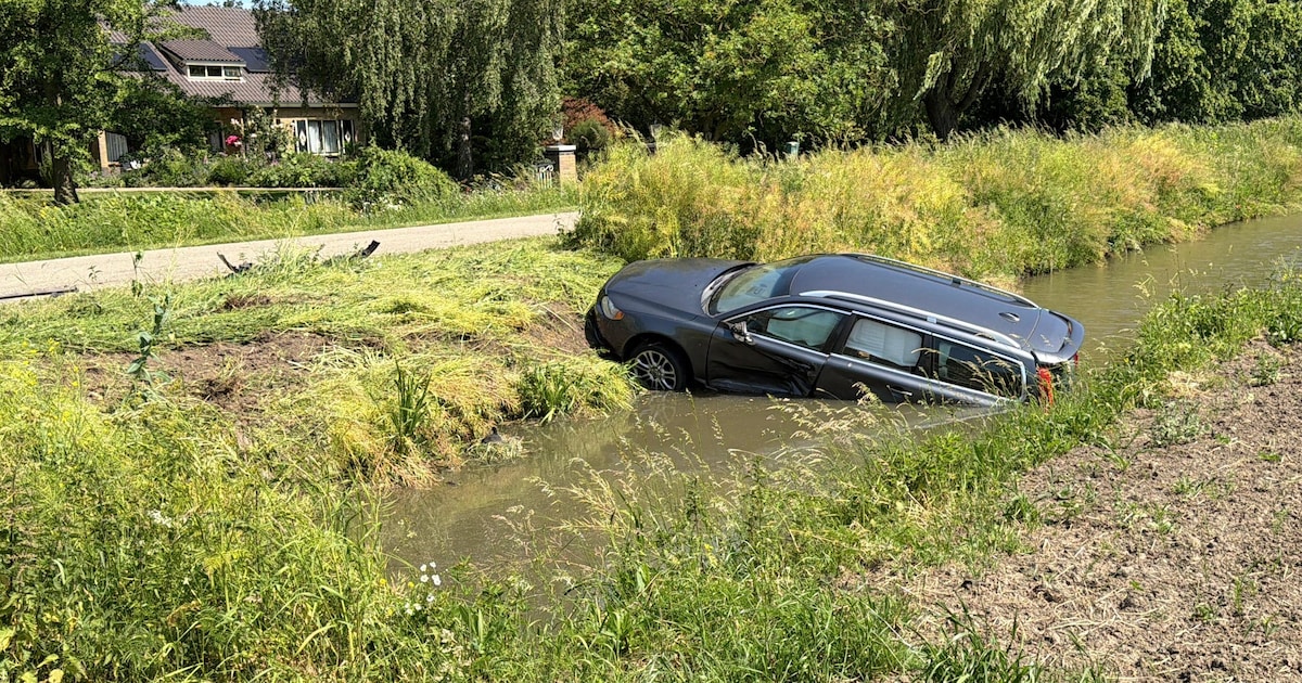 Auto belandt in sloot na botsing op de Langesteeg in Zoelen