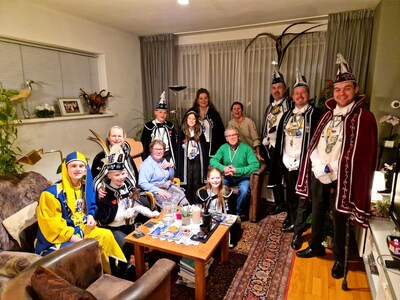 Persoonlijk bezoek van De Leemknèjers en leerlingen uit Malden in de raadszaal