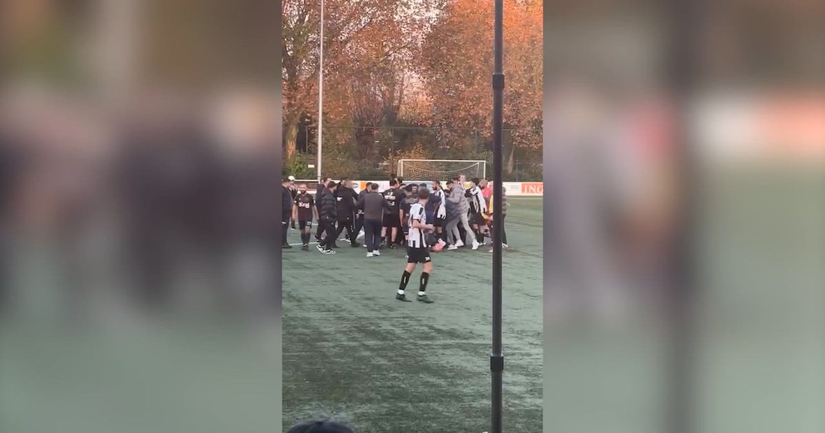 KIJK | Voetbalderby loopt uit de hand: vechtpartij op het veld