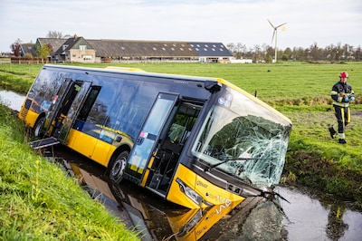 Zes gewonden na ernstig ongeluk met lijnbus in Friesland