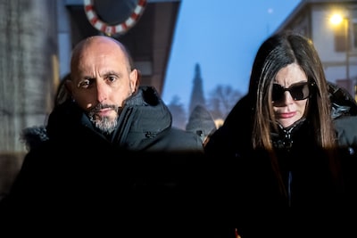 Eigenaar in brand gevlogen café Crans-Montana gearresteerd, echtgenote biedt excuses aan