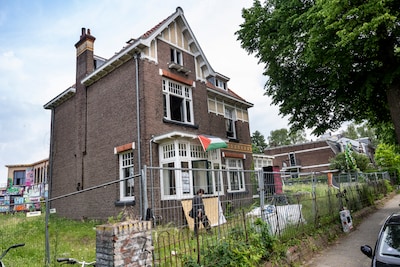 Buurt heeft vooral begrip voor krakers die in al jaren leegstaande villa trekken: ‘Schande dat er zo lang niets gebeurt’