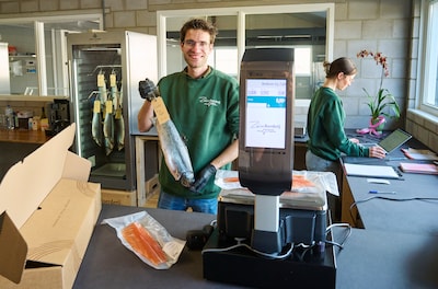 Rob kweekt 70.000 zalmen per jaar, en die kan jij ook kopen: ‘Deze kun je niet vergelijken met die in de supermarkt’