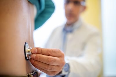 ‘Daar moet een vent overheen’: huisarts op non-ac­tief nadat hij seksuele opmerkingen zou hebben gemaakt