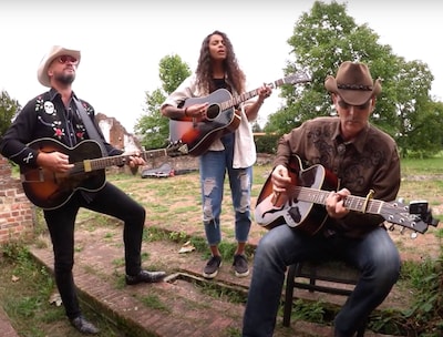 Black Hat White Hat speelt folk in Groesbeek