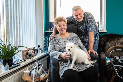 Tine (58) zal overlijden aan zeldzame ziekte MSA: ‘Er werd eerst aan Parkinson gedacht’