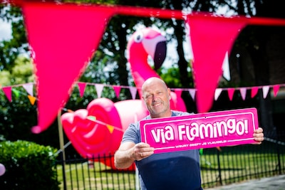 Een roze vogel van 5 meter hoog, 200 meter aan zelfgenaaide vlaggetjes: Via Flamingo nóg uitbundiger