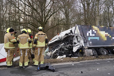 Dode bij ernstig ongeval tussen vrachtwagen en graafmachine