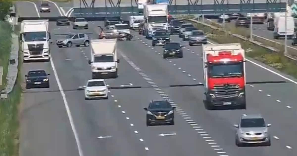 Meerdere voertuigen botsen op A2 bij Vught, file richting Eindhoven