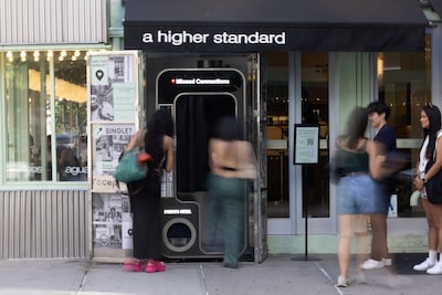 Wanhopige singles staan uren in de rij voor fotohokje in New York om ‘soulmate’ te ontmoeten