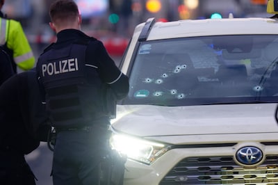 Nederlandse gangster neergeschoten in taxi Düsseldorf, gevreesde baron zint op wraak