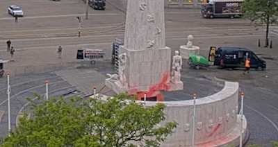 Monument op de Dam in Amsterdam besmeurd met rode verf en ‘genocide’, vlak voor Dodenherdenking