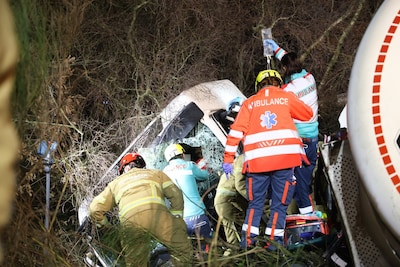 Vrachtwagenchauffeur na anderhalf uur bevrijd uit cabine na ernstig ongeluk op A50