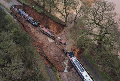 Gigantisch zinkgat legt kanaal droog in Brits dorp, woonboten zakken de diepte in