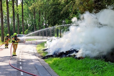 Brand in berm aan Pippertsestraat in Ophemert zorgt voor veel rook