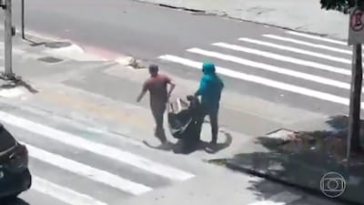 Dieven wandelen met zak vol gestolen kunstwerken op klaarlichte dag over straat na roof in Brazilië