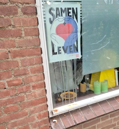 Marieke hangt een ‘Samen leven’-poster op, dan wordt haar raam met eieren bekogeld: ‘Heel intimidere