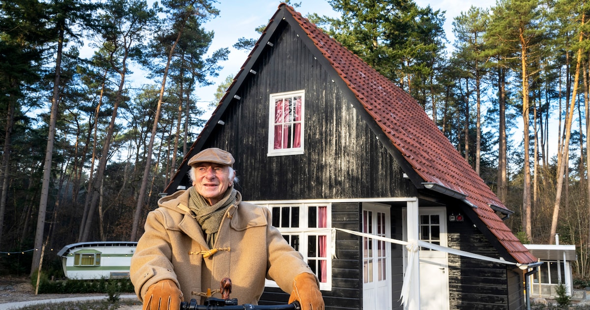 Diep in de bossen bouwde vader van Frits dit huisje, nu staat het ...