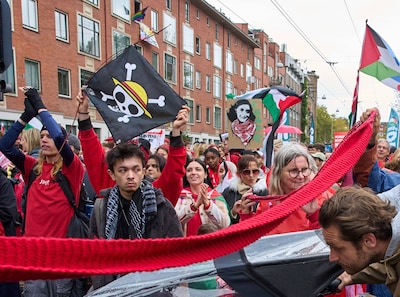 Van Azië naar Europa: de strohoedvlag van One Piece is hét symbool van onvrede bij generatie Z
