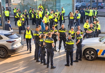 Nieuw wapen NS in strijd tegen zwartrijders: alle treinen stil en met tientallen controleurs door coupés