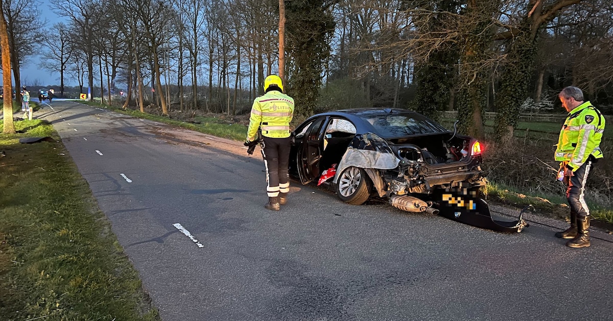 Bizar ongeluk bij Lettele: auto crasht en raakt total loss maar bestuurder is nergens te bekennen
