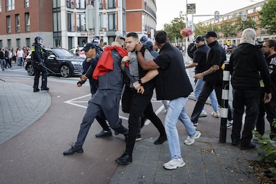 Massale blijdschap bij Marokkaanse voetbalfans: feest op straat met vuurwerk, onrust in Den Haag