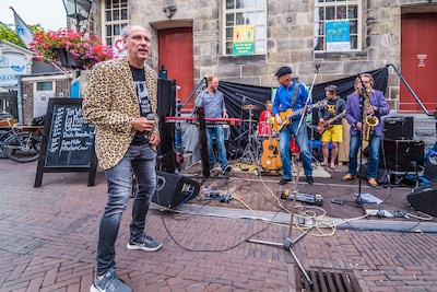 Lui Paard zingt Nederpop in Neerijnen