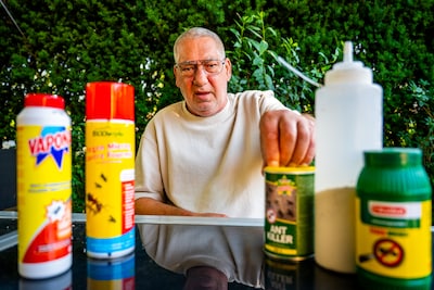 Telkens komt gemeente terrormier bij Thijs en andere bewoners bestrijden, maar insect blijft terugko