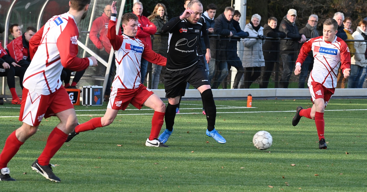Eindelijk ziet vader Paul zoon Rik weer voetballen: ‘Nu heeft hij iedere zondag tenminste weer wat t