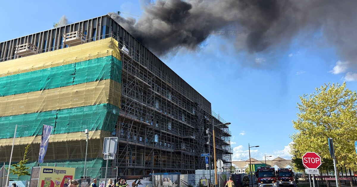 Veel rook bij grote brand op dak van gebouw Parijsboulevard in Utrecht