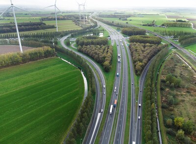 Vrachtverkeer dat niet over Merwedebrug mag, belandt op omleidingsroute in druk verkeer door werk aa