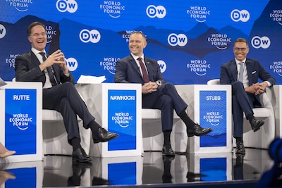 LIVE VS | ‘Trumpfluisteraars’ Rutte en Stubb houden met galgenhumor de moed erin tijdens Navo-spanningen