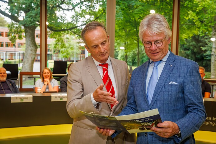 Dertien mensen tussen de 34 en 60 jaar willen burgemeester van Tiel ...