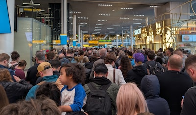 Lange rijen op Schiphol door storing elektronische paspoortcontrole: alle reizigers handmatig gecontroleerd