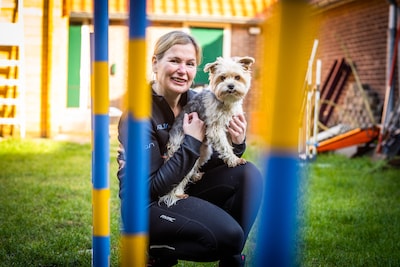 Zó’n klein hondje? Arnhemse Laura gaat met haar Yorkshireterriër naar het WK, tot verbazing van velen