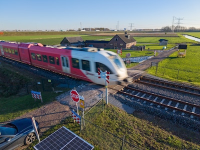 De laatste onbewaakte overweg van Gelderland is de enige toegang tot het huis van Nico, maar dat gaa