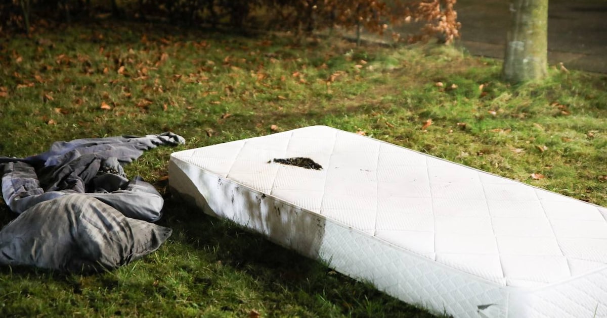 Brandend matras zorgt voor veel rook in Beekbergen: zes mensen nagekeken